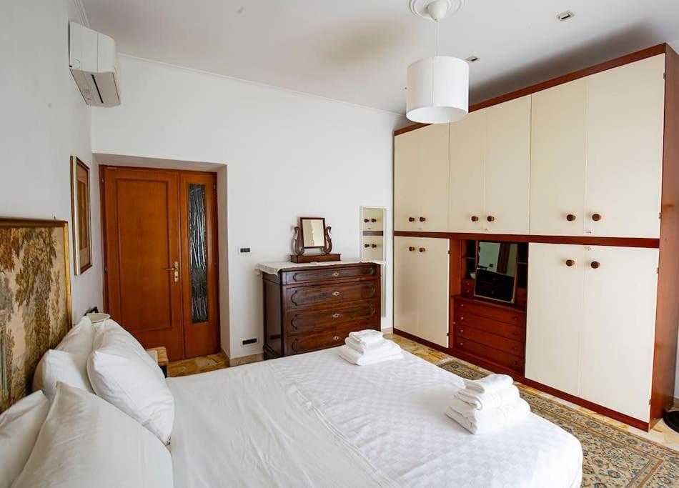 Dimora Al Colosseo, 2 Bedrooms Rome Bagian luar foto