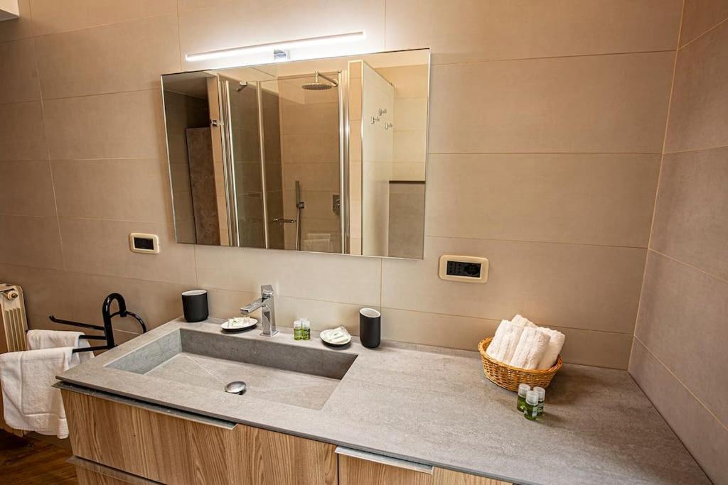 Dimora Al Colosseo, 2 Bedrooms Rome Bagian luar foto