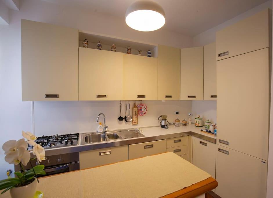 Dimora Al Colosseo, 2 Bedrooms Rome Bagian luar foto